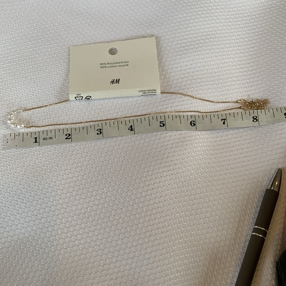 NWT H&M Dainty Gold and White Pearl Necklace - Picture 5 of 5